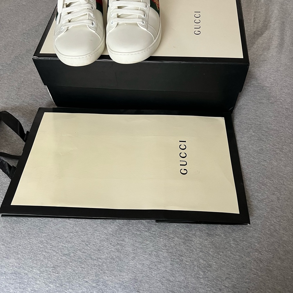 Gucci White Sneakers with Green and Red Accents - Picture 10 of 11